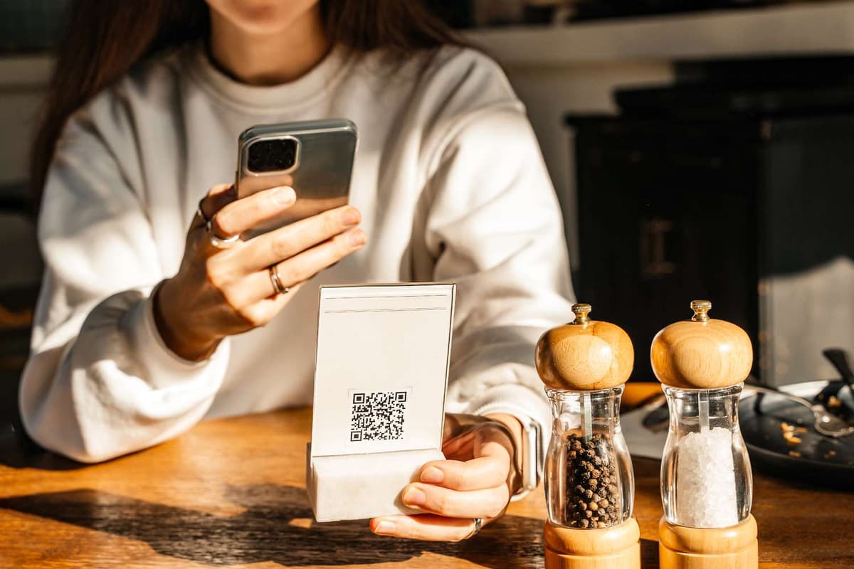 Cliente usando QR Code no restaurante